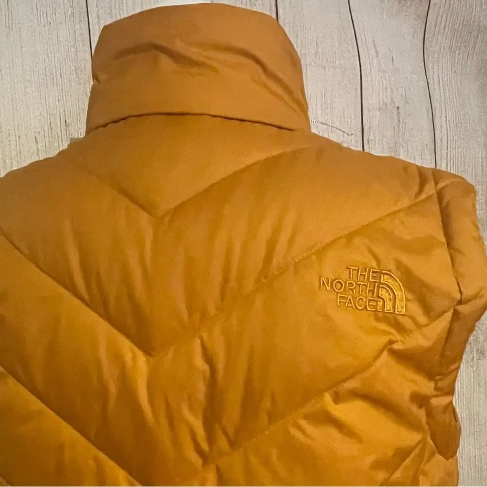 THE NORTH FACE women’s puffer vest Sz M Great tangerine color Preowned like new